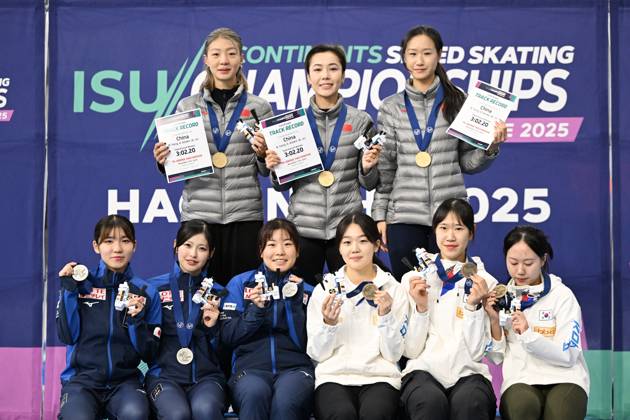 (L-R) Japan team group, Mannschaftsbild, Totale (JPN), Hana Noake, Yuka Takahashi, Rin Kosaka (JPN), China team group (CHN), Binyu Yang, Ahenaer Adake, Wenjing Jin, South Korea team group (KOR), Ji-Woo Park, Yoonji Kim, Yu-na Jeong, Soo-Min Kang, NOVEMBER 17, 2024 - Speed skating, Eisschnelllauf : 2025 ISU Four Continents speed skating championships Women s Team Pursuit Award ceremony at YS Arena Hachinohe in Aomori, Japan. Noxthirdxpartyxsales  (273594019)