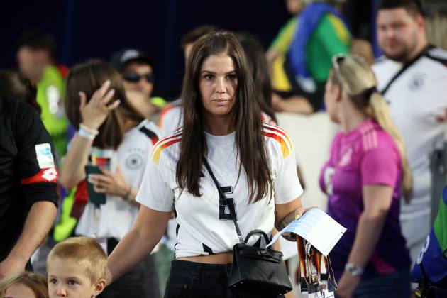 05.07.24 Spanien - Deutschland Deutschland, Stuttgart, 05.07.2024, Fussball, UEFA EURO, EM, Europameisterschaft,Fussball 2024, Viertelfinale, Spanien - Deutschland: Lina Meyer, Frau von Joshua Kimmich (Deutschland) mit Kindern.