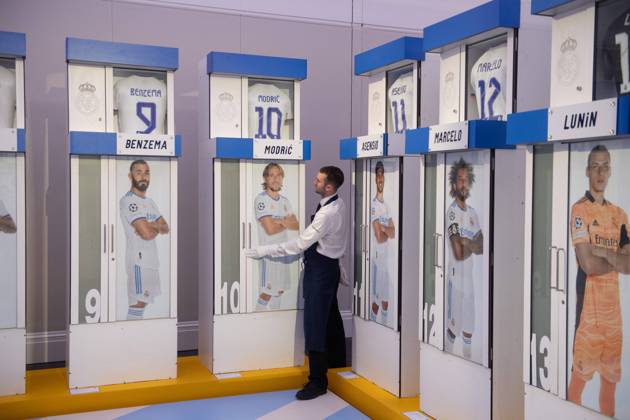 Bilder des Jahres 2024, Sport 11 November Sport Themen der Woche KW47 Sport Bilder des Tages Sotheby s Real Madrid First Team Changing Room Lockers Auction at Sotheby s, London Sotheby s technicians inspect Real Madrid s first team changing room lockers from Santiago Bernabà u Stadium as part of an online auction of the changing room lockers from 12 26 November 2024 at Sotheby s, London, England, UK on Wednesday 20 November, 2024 . The lockers include those used by Modric (no 10 - also used by Ronaldo), Benzema (no 8 - also used by Cristiano Ronaldo), Bale (no 18), Rodrygo (No 21) and each locker s starting bid is £10,000., Credit:Justin Ng Avalon UK, England, London, Sotheby s Copyright: xJustinxNgx xAvalonx 0780606697st