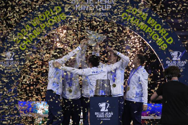 Bilder des Jahres 2024, Sport 11 November Sport Themen der Woche KW47 Sport Bilder des Tages Billie Jean King Cup Finals - Slovakia v Italy: Final MALAGA, SPAIN - NOVEMBER 20: Jasmine Paolini and her teammates of Italy celebrate the victory after winners the Billie Jean King Cup Finals at Palacio de Deportes Jose Maria Martin Carpena on November 20, 2024 in Malaga, Spain. Malaga Spain  Copyright: xJosexBretonx originalFilename:bretonhernandez-billieje241120_npczM.jpg