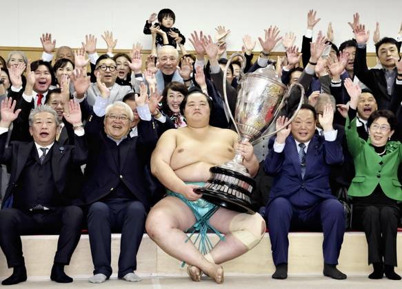Bilder des Jahres 2024, Sport 11 November Sport Themen der Woche KW47 Sport Bilder des Tages Sumo: Kyushu Grand Sumo Tournament Ozeki Kotozakura celebrates with supporters after winning the 15-day Kyushu Grand Sumo Tournament in Fukuoka, southwestern Japan, on Nov. 24, 2024. (Pool photo)  A14AA0003774591P