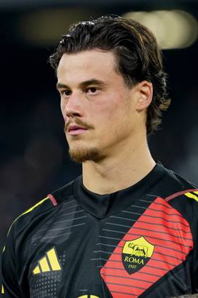 SSC Napoli v AS Roma - Serie A Mile Svilar of AS Roma during the Serie A match between SSC Napoli and AS Roma at Stadio Diego Armando Maradona Naples Italy on 24 November 2024. Naples Naples Italy  Copyright: xFrancoxRomanox originalFilename:romano-sscnapol241124_np8xR