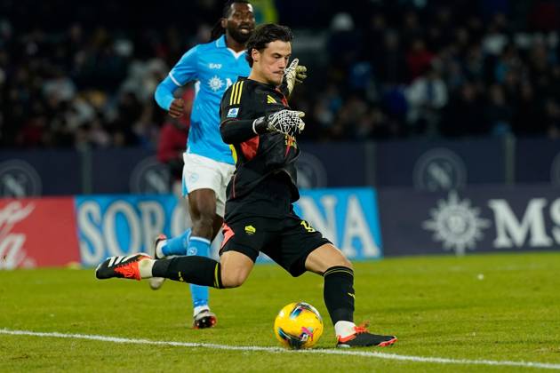 SSC Napoli v AS Roma - Serie A Mile Svilar of AS Roma during the Serie A match between SSC Napoli and AS Roma at Stadio Diego Armando Maradona Naples Italy on 24 November 2024. Naples Naples Italy Copyright: xFrancoxRomanox originalFilename:romano-sscnapol241124_npr3s