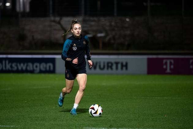 Sophia Kleinherne (Deutschland, 04) am Ball, GER, Training DFB Frauen Fussball Nationalmannschaft Deutschland, Lehrgang in Stuttgart, Saison 2024 2025, 25.11.2024 GER, Training DFB Frauen Fussball Nationalmannschaft Deutschland, Lehrgang in Stuttgart, Saison 2024 2025, 25.11.2024 Stuttgart Copyright: xEibner-Pressefoto Memmlerx EP_MMR