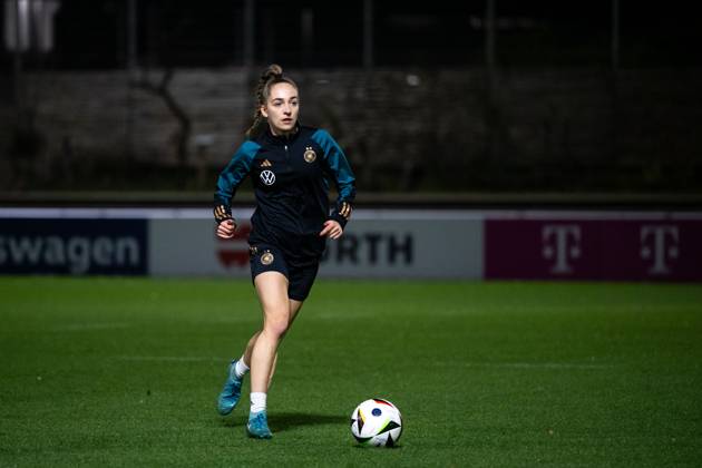 Sophia Kleinherne (Deutschland, 04) am Ball, GER, Training DFB Frauen Fussball Nationalmannschaft Deutschland, Lehrgang in Stuttgart, Saison 2024 2025, 25.11.2024 GER, Training DFB Frauen Fussball Nationalmannschaft Deutschland, Lehrgang in Stuttgart, Saison 2024 2025, 25.11.2024 Stuttgart Copyright: xEibner-Pressefoto Memmlerx EP_MMR