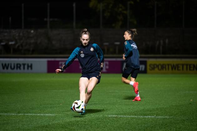 Sophia Kleinherne (Deutschland, 04) am Ball, GER, Training DFB Frauen Fussball Nationalmannschaft Deutschland, Lehrgang in Stuttgart, Saison 2024 2025, 25.11.2024 GER, Training DFB Frauen Fussball Nationalmannschaft Deutschland, Lehrgang in Stuttgart, Saison 2024 2025, 25.11.2024 Stuttgart Copyright: xEibner-Pressefoto Memmlerx EP_MMR