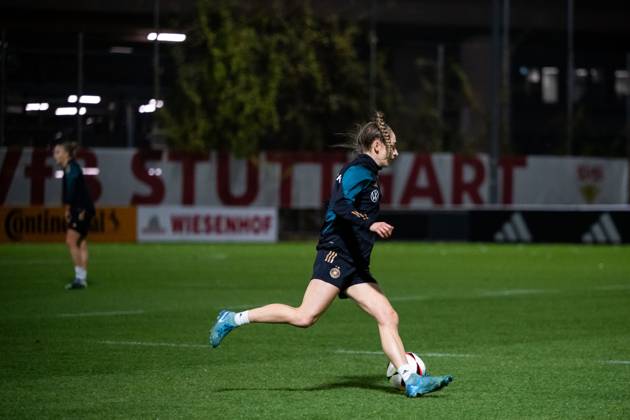 Sophia Kleinherne (Deutschland, 04) am Ball, GER, Training DFB Frauen Fussball Nationalmannschaft Deutschland, Lehrgang in Stuttgart, Saison 2024 2025, 25.11.2024 GER, Training DFB Frauen Fussball Nationalmannschaft Deutschland, Lehrgang in Stuttgart, Saison 2024 2025, 25.11.2024 Stuttgart Copyright: xEibner-Pressefoto Memmlerx EP_MMR