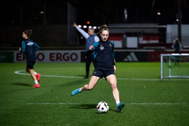 Sophia Kleinherne (Deutschland, 04) am Ball, GER, Training DFB Frauen Fussball Nationalmannschaft Deutschland, Lehrgang in Stuttgart, Saison 2024 2025, 25.11.2024 GER, Training DFB Frauen Fussball Nationalmannschaft Deutschland, Lehrgang in Stuttgart, Saison 2024 2025, 25.11.2024 Stuttgart Copyright: xEibner-Pressefoto Memmlerx EP_MMR