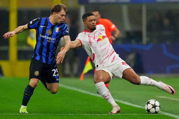 Inter Milan s Nicolo Barella fights for the ball with Leipzig s Benjamin Henrichs during the Uefa Champions League soccer match between Inter and Leipzig at the San Siro Stadium in Milan, north Italy - Tuesday , November 26 , 2024. - Soccer . Copyright: xSpada LaPressex