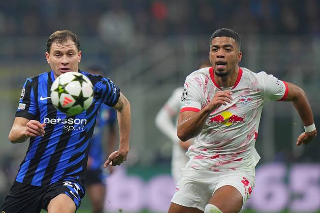 Inter Milan s Nicolo Barella fights for the ball with Leipzig s Benjamin Henrichs during the Uefa Champions League soccer match between Inter and Leipzig at the San Siro Stadium in Milan, north Italy - Tuesday , November 26 , 2024. - Soccer . Copyright: xSpada LaPressex