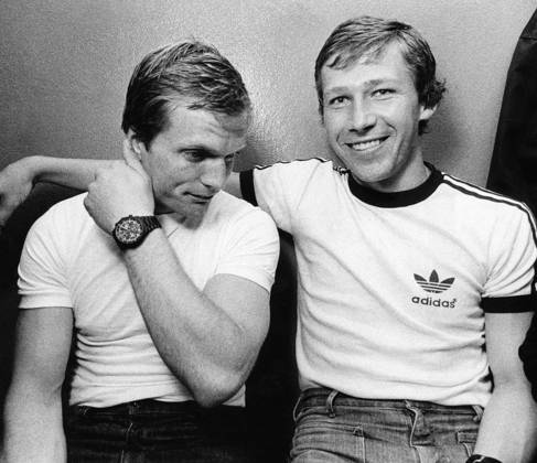 Ort okänd 1976-06-16. Fotbollsspelarna Björn Andersson och Conny Torstensson. Sverige x53x