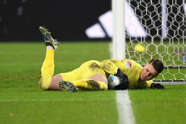 Bilder des Jahres 2024, Sport 11 November Sport Themen der Woche KW48 Sport Bilder des Tages Torwart Julian Krahl (1. FC Kaiserslautern) in Aktion, am Ball, Einzelaktion waehrend des Spiels der 2. Bundesliga zwischen FC Schalke 04 und 1. FC Kaiserslautern in der Veltins-Arena am 29. November 2024 in Gelsenkirchen, Deutschland. (Foto von Ralf Treese DeFodi Images) +++ Torwart Julian Krahl (1. FC Kaiserslautern) controls the ball during the 2. Bundesliga match between FC Schalke 04 and 1. FC Kaiserslautern at Veltins-Arena on November 29, 2024 in Gelsenkirchen, Germany. (Photo by Ralf Treese DeFodi Images) DFB DFL REGULATIONS PROHIBIT ANY USE OF PHOTOGRAPHS AS IMAGE SEQUENCES AND OR QUASI-VIDEO. Defodi-521_S04FCK20241129_004
