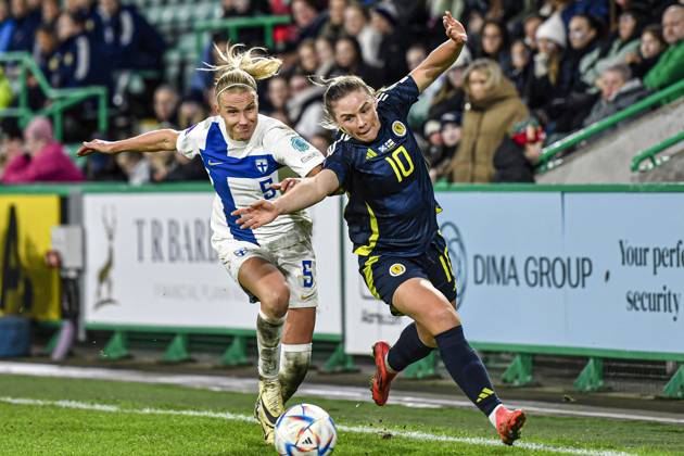 Bilder des Jahres 2024, Sport 11 November Sport Themen der Woche KW48 Sport Bilder des Tages Scotland Women v Finland Women UEFA Women s Euros 2025 Qualifiers Kirsty Hanson of Scotland Women and Emma Koivisto of Finland Women battle for the ball during the UEFA Women s Euros 2025 Qualifiers Play-off Round Two First Leg match at Easter Road, Edinburgh UK Newspapers OUT Copyright: xJamiexJohnstonx FIL-21007-0127