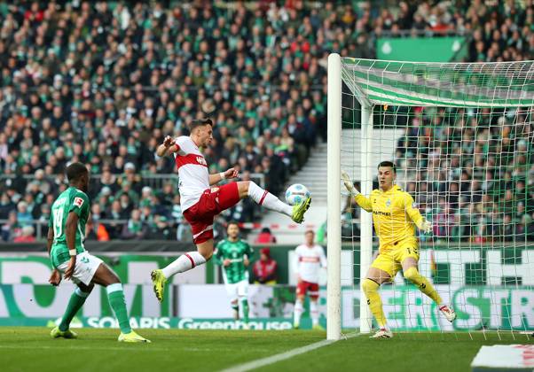 Bilder des Jahres 2024, Sport 11 November Sport Themen der Woche KW48 Sport Bilder des Tages Bremen , Bundesliga SV Werder Bremen vs. VfB Stuttgart , Tor zum 1:1, (L-R) Derrick Köhn (Werder Bremen), Torschütze Ermedin Demirovic (VfB Stuttgart), Torwart Michael Zetterer (Werder Bremen) Gemäß den Vorgaben der DFL Deutschen Fußball Liga ist es untersagt, in dem Stadion und oder vom Spiel angefertigte Fotoaufnahmen in Form von Sequenzbildern und oder videoähnlichen Fotostrecken zu verwerten bzw. verwerten zu lassen.