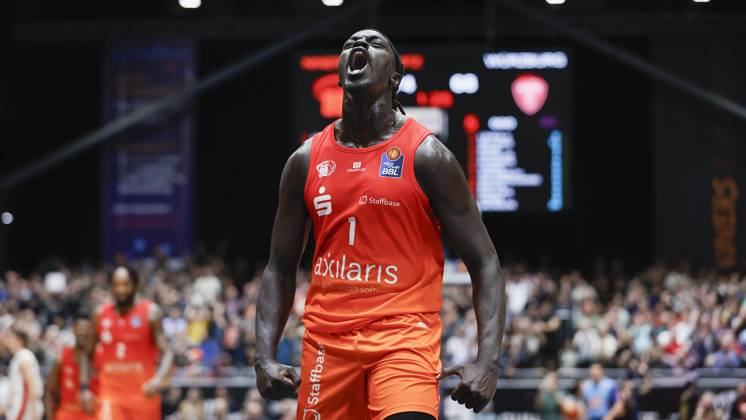 Bilder des Jahres 2024, Sport 11 November Sport Themen der Woche KW48 Sport Bilder des Tages Im Bild: Aher Uguak (NINERS Chemnitz, 1), Jubel nach seinem wichtigen 3-Punkte Wurf 30.11.2024, NINERS Chemnitz vs. FIT-One Wuerzburg Baskets, easyCredit BBL, 10. Spieltag, Deutschland, Chemnitz, Messe Chemnitz, Copyright: HMBxMedia xJulienxBecker