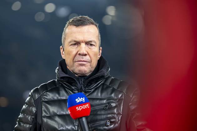 30.11.2024: Fußball: Borussia Dortmund - FC Bayern München, 12. Spieltag im Signal-Iduna-Park. Sky Experte Lothar Matthäus mit Mikrofon. WICHTIGER HINWEIS: Gemäß den Vorgaben der DFL und des DFB ist es untersagt, in dem Stadion und oder vom Spiel angefertigte Fotoaufnahmen in Form von Sequenzbildern und oder videoähnlichen Fotostrecken zu verwerten bzw. verwerten zu lassen. Copyright: xKirchner DavidxInderliedx