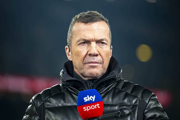 30.11.2024: Fußball: Borussia Dortmund - FC Bayern München, 12. Spieltag im Signal-Iduna-Park. Sky Experte Lothar Matthäus mit Mikrofon. WICHTIGER HINWEIS: Gemäß den Vorgaben der DFL und des DFB ist es untersagt, in dem Stadion und oder vom Spiel angefertigte Fotoaufnahmen in Form von Sequenzbildern und oder videoähnlichen Fotostrecken zu verwerten bzw. verwerten zu lassen. Copyright: xKirchner DavidxInderliedx