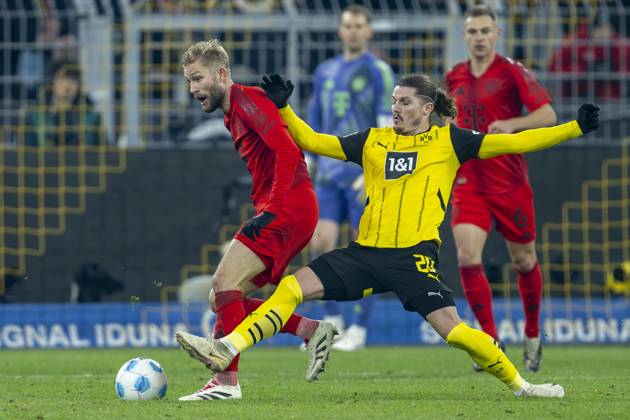 30.11.2024: Fußball: Borussia Dortmund - FC Bayern München, 12. Spieltag im Signal-Iduna-Park. Münchens Konrad Laimer (l) und Dortmunds Marcel Sabitzer kämpfen um den Ball. WICHTIGER HINWEIS: Gemäß den Vorgaben der DFL und des DFB ist es untersagt, in dem Stadion und oder vom Spiel angefertigte Fotoaufnahmen in Form von Sequenzbildern und oder videoähnlichen Fotostrecken zu verwerten bzw. verwerten zu lassen. Copyright: xKirchner DavidxInderliedx
