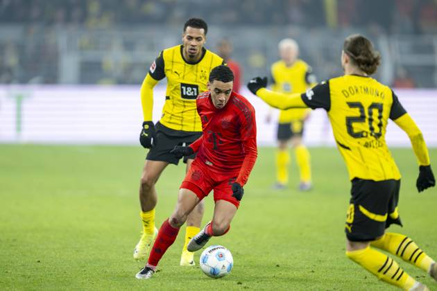 30.11.2024: Fußball: Borussia Dortmund - FC Bayern München, 12. Spieltag im Signal-Iduna-Park. Münchens Jamal Musiala läuft mit dem Ball am Fuß. WICHTIGER HINWEIS: Gemäß den Vorgaben der DFL und des DFB ist es untersagt, in dem Stadion und oder vom Spiel angefertigte Fotoaufnahmen in Form von Sequenzbildern und oder videoähnlichen Fotostrecken zu verwerten bzw. verwerten zu lassen. Copyright: xKirchner DavidxInderliedx