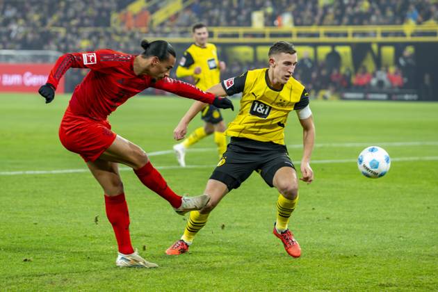 30.11.2024: Fußball: Borussia Dortmund - FC Bayern München, 12. Spieltag im Signal-Iduna-Park. Münchens Leroy Sane (l) und Dortmunds Nico Schlotterbeck kämpfen um den Ball. WICHTIGER HINWEIS: Gemäß den Vorgaben der DFL und des DFB ist es untersagt, in dem Stadion und oder vom Spiel angefertigte Fotoaufnahmen in Form von Sequenzbildern und oder videoähnlichen Fotostrecken zu verwerten bzw. verwerten zu lassen. Copyright: xKirchner DavidxInderliedx