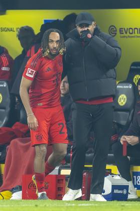 30.11.2024: Fußball: Borussia Dortmund - FC Bayern München, 12. Spieltag im Signal-Iduna-Park. Münchens Sacha Boey (l) spricht mit Münchens Trainer Vincent Kompany. WICHTIGER HINWEIS: Gemäß den Vorgaben der DFL und des DFB ist es untersagt, in dem Stadion und oder vom Spiel angefertigte Fotoaufnahmen in Form von Sequenzbildern und oder videoähnlichen Fotostrecken zu verwerten bzw. verwerten zu lassen. Copyright: xKirchner DavidxInderliedx