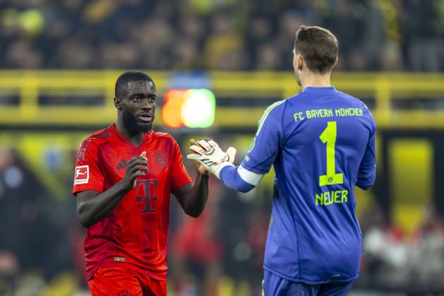 30.11.2024: Fußball: Borussia Dortmund - FC Bayern München, 12. Spieltag im Signal-Iduna-Park. Münchens Dayot Upamecano (l) klatscht mit Münchens Torwart Manuel Neuer ab. WICHTIGER HINWEIS: Gemäß den Vorgaben der DFL und des DFB ist es untersagt, in dem Stadion und oder vom Spiel angefertigte Fotoaufnahmen in Form von Sequenzbildern und oder videoähnlichen Fotostrecken zu verwerten bzw. verwerten zu lassen. Copyright: xKirchner DavidxInderliedx