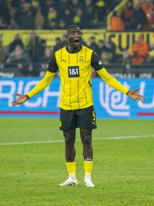 30.11.2024: Fußball: Borussia Dortmund - FC Bayern München, 12. Spieltag im Signal-Iduna-Park. Dortmunds Serhou Guirassy beschwert sich. WICHTIGER HINWEIS: Gemäß den Vorgaben der DFL und des DFB ist es untersagt, in dem Stadion und oder vom Spiel angefertigte Fotoaufnahmen in Form von Sequenzbildern und oder videoähnlichen Fotostrecken zu verwerten bzw. verwerten zu lassen. Copyright: xKirchner DavidxInderliedx