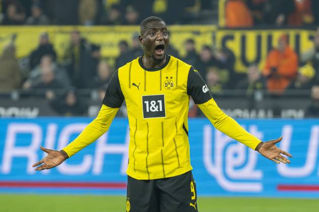 30.11.2024: Fußball: Borussia Dortmund - FC Bayern München, 12. Spieltag im Signal-Iduna-Park. Dortmunds Serhou Guirassy beschwert sich. WICHTIGER HINWEIS: Gemäß den Vorgaben der DFL und des DFB ist es untersagt, in dem Stadion und oder vom Spiel angefertigte Fotoaufnahmen in Form von Sequenzbildern und oder videoähnlichen Fotostrecken zu verwerten bzw. verwerten zu lassen. Copyright: xKirchner DavidxInderliedx