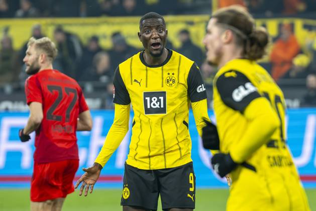 30.11.2024: Fußball: Borussia Dortmund - FC Bayern München, 12. Spieltag im Signal-Iduna-Park. Dortmunds Serhou Guirassy beschwert sich bei Dortmunds Marcel Sabitzer. WICHTIGER HINWEIS: Gemäß den Vorgaben der DFL und des DFB ist es untersagt, in dem Stadion und oder vom Spiel angefertigte Fotoaufnahmen in Form von Sequenzbildern und oder videoähnlichen Fotostrecken zu verwerten bzw. verwerten zu lassen. Copyright: xKirchner DavidxInderliedx