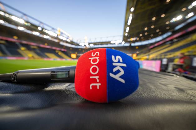 30.11.2024: Fußball: Borussia Dortmund - FC Bayern München, 12. Spieltag im Signal-Iduna-Park. Ein Mikrofon von Sky liegt auf einem Tisch. WICHTIGER HINWEIS: Gemäß den Vorgaben der DFL und des DFB ist es untersagt, in dem Stadion und oder vom Spiel angefertigte Fotoaufnahmen in Form von Sequenzbildern und oder videoähnlichen Fotostrecken zu verwerten bzw. verwerten zu lassen. Copyright: xKirchner DavidxInderliedx