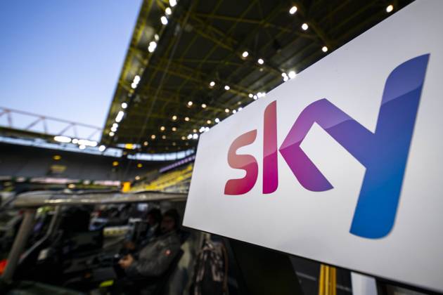 30.11.2024: Fußball: Borussia Dortmund - FC Bayern München, 12. Spieltag im Signal-Iduna-Park. Tafel mit der Aufschrift Sky. WICHTIGER HINWEIS: Gemäß den Vorgaben der DFL und des DFB ist es untersagt, in dem Stadion und oder vom Spiel angefertigte Fotoaufnahmen in Form von Sequenzbildern und oder videoähnlichen Fotostrecken zu verwerten bzw. verwerten zu lassen. Copyright: xKirchner DavidxInderliedx