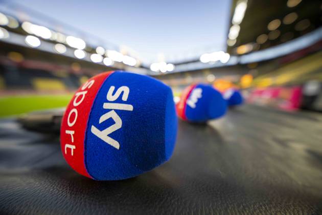 30.11.2024: Fußball: Borussia Dortmund - FC Bayern München, 12. Spieltag im Signal-Iduna-Park. Mikrofone von Sky liegen auf einem Tisch. WICHTIGER HINWEIS: Gemäß den Vorgaben der DFL und des DFB ist es untersagt, in dem Stadion und oder vom Spiel angefertigte Fotoaufnahmen in Form von Sequenzbildern und oder videoähnlichen Fotostrecken zu verwerten bzw. verwerten zu lassen. Copyright: xKirchner DavidxInderliedx