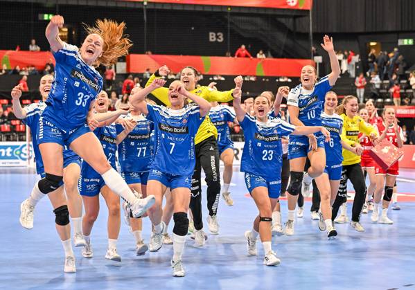 Bilder des Jahres 2024, Sport 12 Dezember Sport Themen der Woche KW48 Sport Bilder des Tages Team Faeroeer Inseln jubeln ueber das 17:17 gegen Kroatien mit Turid Arge Samuelsen (Faeroeer Inseln, 33), Bjarta Osberg Johansen (Faeroeer Inseln, 07), Liv Sveinbjoernsdottir Poulsen (Faeroeer Inseln, 23) und ihren Mitspielerinnen. SUI, Kroatien - Faeroeer Inseln, Frauen-Handball, Womens EHF EURO 2024, 2. Spieltag, Group D, 01.12.2024 SUI, Kroatien - Faeroeer Inseln, Frauen-Handball, Womens EHF EURO 2024, 2. Spieltag, Group D, 01.12.2024 Basel Copyright: xEibner-Pressefoto ThomasxHessx EP_THS