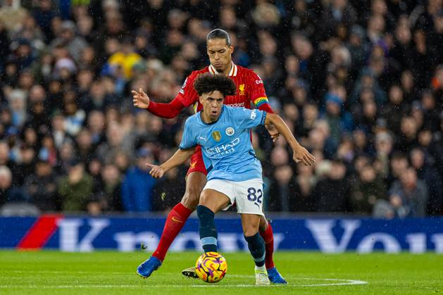 Sport Bilder des Tages Football - FA Premier League - Liverpool FC v Manchester City FC LIVERPOOL, ENGLAND - Sunday, December 1, 2024: Liverpool s captain Virgil van Dijk (L) challenges Manchester City s Rico Lewis during the FA Premier League match between Liverpool FC and Manchester City FC at Anfield. (Photo by David Rawcliffe Propaganda) LIVERPOOL Anfield MERSEYSIDE ENGLAND Copyright: xDavidxRawcliffex P2024-12-01-Liverpool_Man_City-12