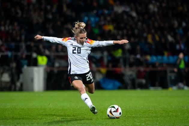 Elisa Senß (Deutschland, 20) am Ball, GER, Deutschland vs Italien, Frauen Fussball Nationalmannschaft, Testspiel Uefa Womens Euro 2025, Saison 2024 2025, 02.12.2024 GER, Deutschland vs Italien, Frauen Fussball Nationalmannschaft, Testspiel Uefa Womens Euro 2025, Saison 2024 2025, 02.12.2024 Bochum Copyright: xEibner-Pressefoto Memmlerx EP_MMR