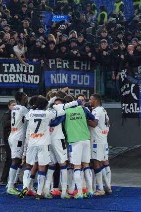 Atalanta s Marten de Roon celebrates after scoring 0-1 during the Serie A EniLive soccer match between Roma and Atalanta at the Rome s Olympic stadium, Italy - Monday December 2, 2024 - Soccer ( Photo by Alfredo Falcone LaPresse ) Copyright: xAlfredoxFalcone LaPressex