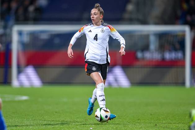 02.12.2024, Fußball Länderspiel Frauen, Deutschland - Italien, Vonovia-Ruhrstadion Bochum, Saison 2024 2025: Sophia Kleinherne (GER 4) DFB regulations prohibit any use of photographs as image sequences and or quasi-video. Nordrhein-Westfalen Deutschland
