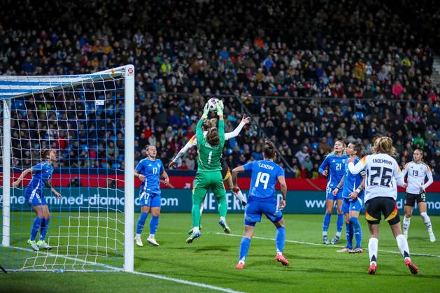 02.12.2024, Fußball Länderspiel Frauen, Deutschland - Italien, Vonovia-Ruhrstadion Bochum, Saison 2024 2025: Strafraumszene Torwart Laura Giuliani (ITA 1) verteidigt das Tor gegen Laura Freigang (GER 10) nach Eckball DFB regulations prohibit any use of photographs as image sequences and or quasi-video. Nordrhein-Westfalen Deutschland