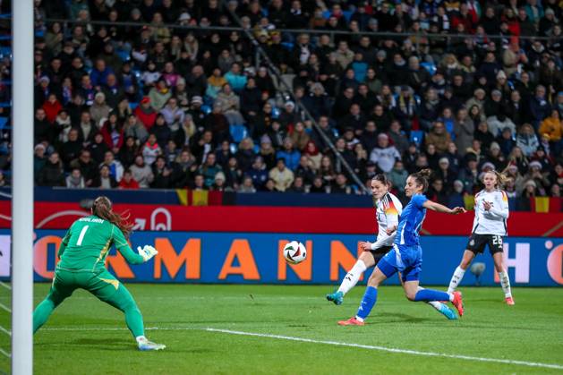 02.12.2024, Fußball Länderspiel Frauen, Deutschland - Italien, Vonovia-Ruhrstadion Bochum, Saison 2024 2025: Strafraumszene Torwart Laura Giuliani (ITA 1) verteidigt das Tor gegen Giovanna Hoffmann (GER 24) DFB regulations prohibit any use of photographs as image sequences and or quasi-video. Nordrhein-Westfalen Deutschland