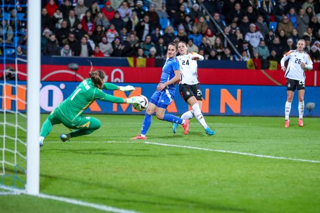 02.12.2024, Fußball Länderspiel Frauen, Deutschland - Italien, Vonovia-Ruhrstadion Bochum, Saison 2024 2025: Strafraumszene Torwart Laura Giuliani (ITA 1) verteidigt das Tor gegen Giovanna Hoffmann (GER 24) DFB regulations prohibit any use of photographs as image sequences and or quasi-video. Nordrhein-Westfalen Deutschland