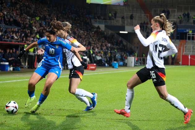 Bochum, Deutschland 02. Dezember 2024: Testspiel - Fußball-Frauen-Nationalmannschaft - Deutschland vs. Italien Im Bild: v.li. im Zweikampf Chiara Beccari (Italien), Sara Doorsoun (Deutschland) und Vivien Endemann (Deutschland) DFB regulations prohibit any use of photographs as image sequences and or quasi-video Vonovia Ruhrstadion Nordrhein Westfalen Copyright: xFotostandx xFantinix