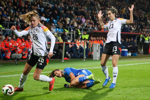 Bochum, Deutschland 02. Dezember 2024: Testspiel - Fußball-Frauen-Nationalmannschaft - Deutschland vs. Italien Im Bild: v.li. im Zweikampf Vivien Endemann (Deutschland). Chiara Beccari (Italien) und Sara Doorsoun (Deutschland) DFB regulations prohibit any use of photographs as image sequences and or quasi-video Vonovia Ruhrstadion Nordrhein Westfalen Copyright: xFotostandx xFantinix