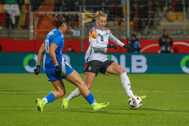Bochum, Deutschland 02. Dezember 2024: Testspiel - Fußball-Frauen-Nationalmannschaft - Deutschland vs. Italien Im Bild: v.li. im Zweikampf Chiara Beccari (Italien) und Janina Minge Deutschland) DFB regulations prohibit any use of photographs as image sequences and or quasi-video Vonovia Ruhrstadion Nordrhein Westfalen Copyright: xFotostandx xFantinix