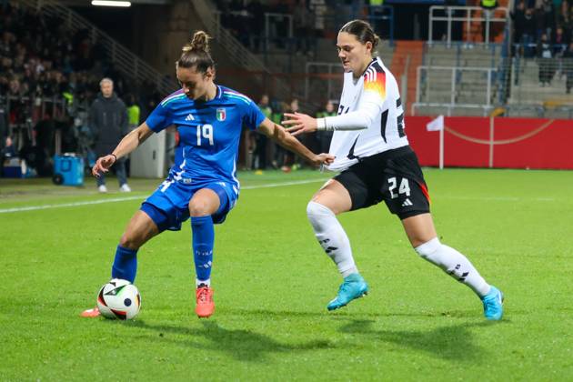 Bochum, Deutschland 02. Dezember 2024: Testspiel - Fußball-Frauen-Nationalmannschaft - Deutschland vs. Italien Im Bild: v.li. im Zweikampf Martina Lenzini (Italien) und Giovanna Hoffmann (Deutschland) DFB regulations prohibit any use of photographs as image sequences and or quasi-video Vonovia Ruhrstadion Nordrhein Westfalen Copyright: xFotostandx xFantinix