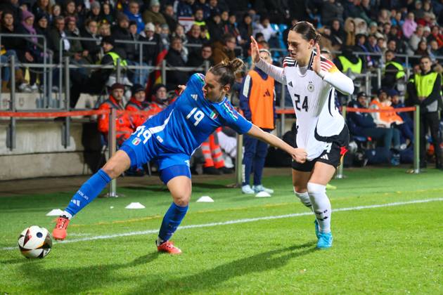 Bochum, Deutschland 02. Dezember 2024: Testspiel - Fußball-Frauen-Nationalmannschaft - Deutschland vs. Italien Im Bild: .li. im Zweikampf Martina Lenzini (Italien) und Giovanna Hoffmann (Deutschland) DFB regulations prohibit any use of photographs as image sequences and or quasi-video Vonovia Ruhrstadion Nordrhein Westfalen Copyright: xFotostandx xFantinix