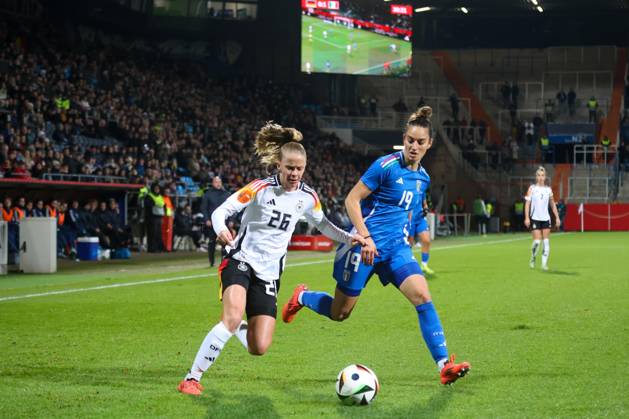 Bochum, Deutschland 02. Dezember 2024: Testspiel - Fußball-Frauen-Nationalmannschaft - Deutschland vs. Italien Im Bild: v.li. im Zweikampf Vivien Endemann (Deutschland) und Martina Lenzini (Italien) DFB regulations prohibit any use of photographs as image sequences and or quasi-video Vonovia Ruhrstadion Nordrhein Westfalen Copyright: xFotostandx xFantinix