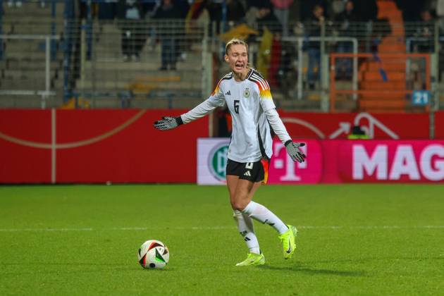 Bochum, Deutschland 02. Dezember 2024: Testspiel - Fußball-Frauen-Nationalmannschaft - Deutschland vs. Italien Im Bild: Janina Minge (Deutschland) unzufrieden auf dem Spielfeld DFB regulations prohibit any use of photographs as image sequences and or quasi-video Vonovia Ruhrstadion Nordrhein Westfalen Copyright: xFotostandx xFantinix