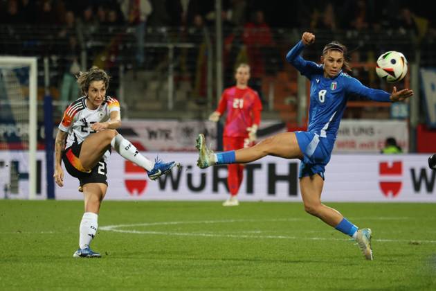 Bochum, Deutschland 02. Dezember 2024: Testspiel - Fußball-Frauen-Nationalmannschaft - Deutschland vs. Italien Im Bild: v.li. Sara Doorsou (Deutschland) und Agnes Bonfantini (Italien) DFB regulations prohibit any use of photographs as image sequences and or quasi-video Vonovia Ruhrstadion Nordrhein Westfalen Copyright: xFotostandx xFantinix