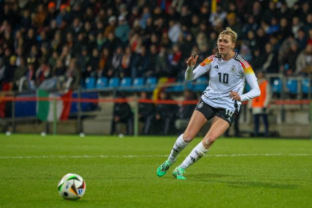 Bochum, Deutschland 02. Dezember 2024: Testspiel - Fußball-Frauen-Nationalmannschaft - Deutschland vs. Italien Im Bild: Laura Freigang (Deutschland) DFB regulations prohibit any use of photographs as image sequences and or quasi-video Vonovia Ruhrstadion Nordrhein Westfalen Copyright: xFotostandx xFantinix