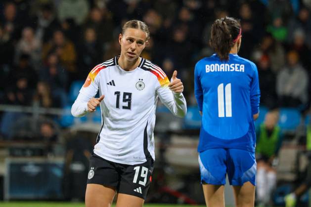 Bochum, Deutschland 02. Dezember 2024: Testspiel - Fußball-Frauen-Nationalmannschaft - Deutschland vs. Italien Im Bild: v.li. Klara Bühl Buehl (Deutschland) zeigt Daumen hoch DFB regulations prohibit any use of photographs as image sequences and or quasi-video Vonovia Ruhrstadion Nordrhein Westfalen Copyright: xFotostandx xFantinix